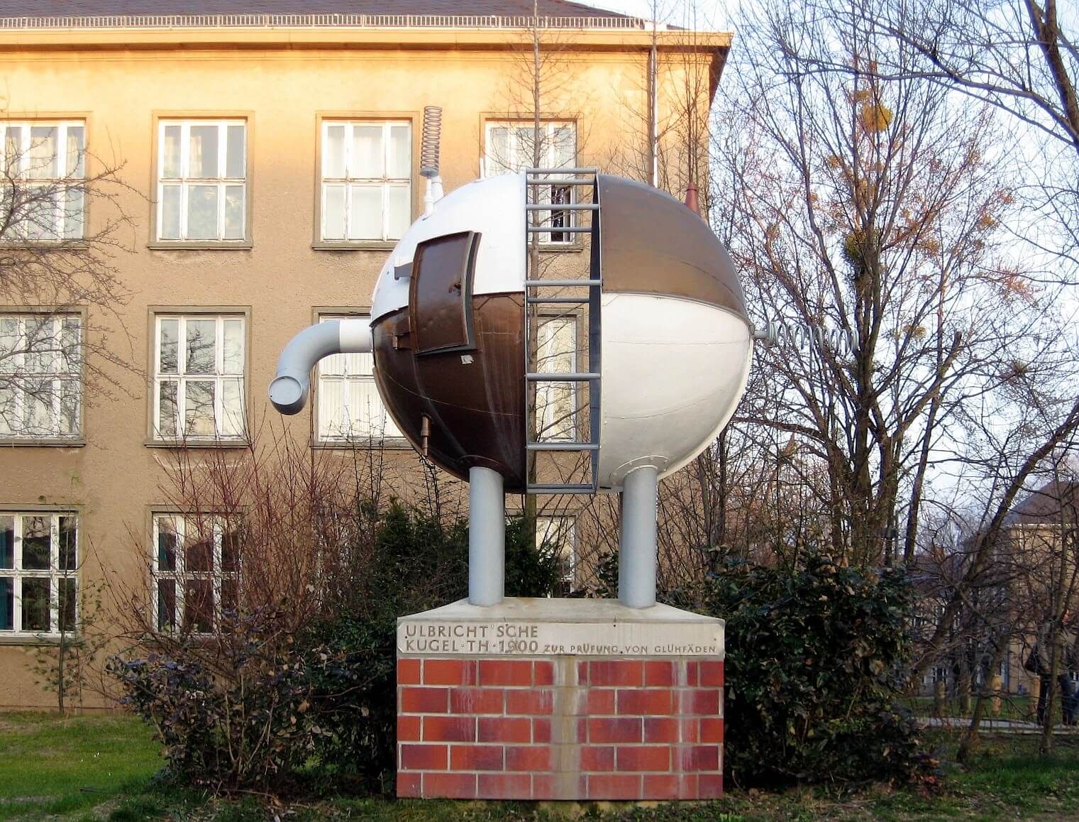 kula ulbrichta pomnik